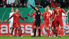 Bayern advance in German Cup, Schalke slump