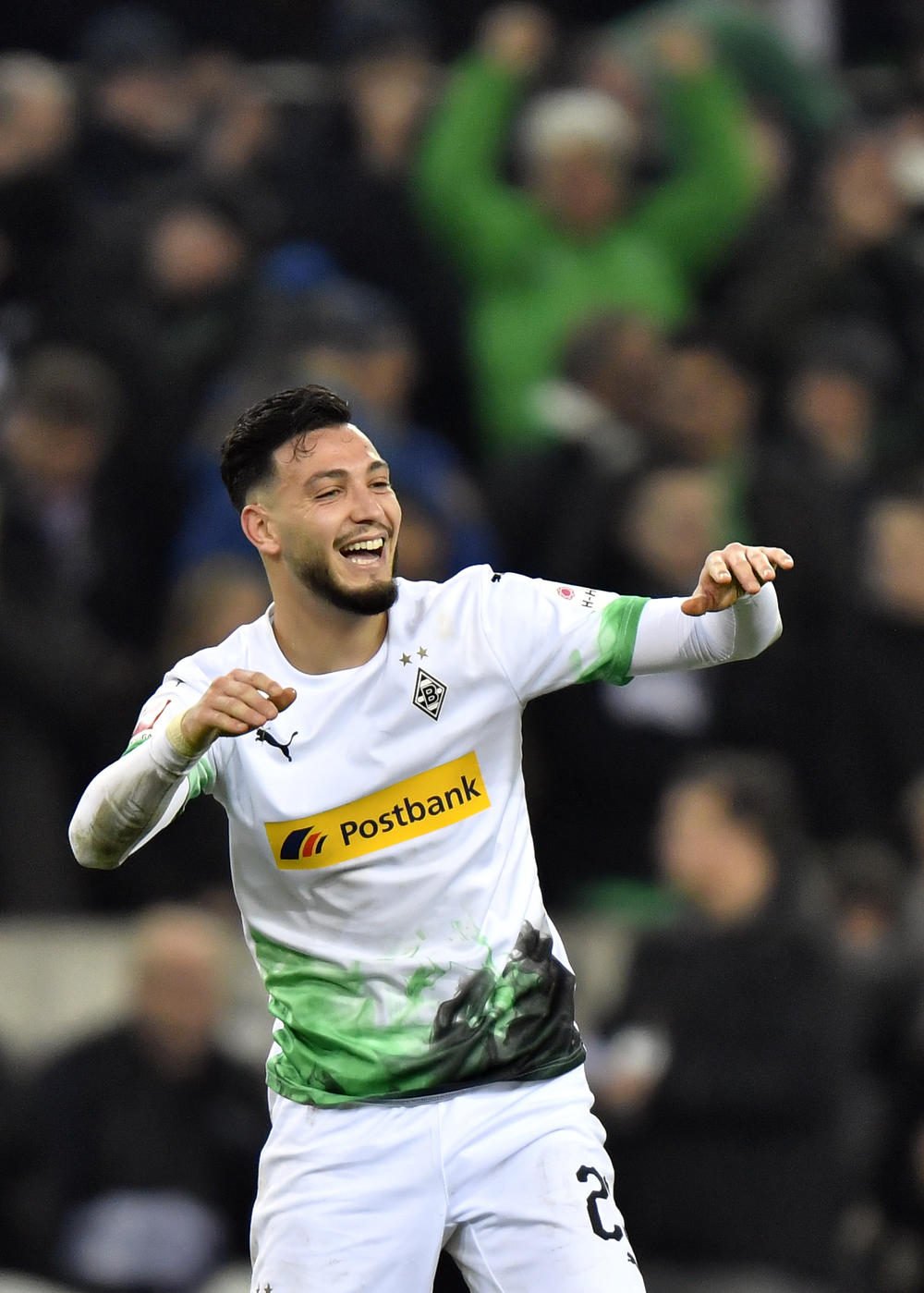 Bayern suffer late defeat at Monchengladbach to fall further off Bundesliga pace