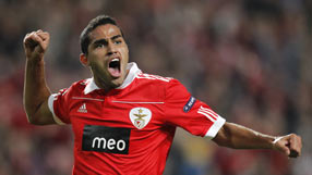 Benfica hold off late Lyon fightback