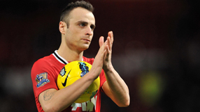 Berbatov treble sends Man United level with City