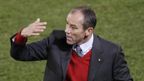 Defiant Le Guen will not quit Cameroon