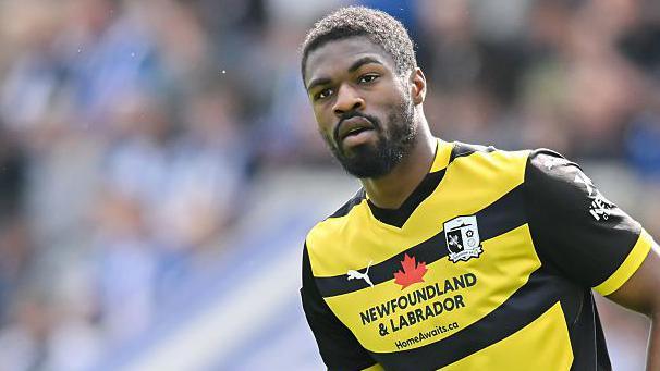 Dundee buy ‘big man’ Acquah from Barrow Dundee buy ‘big man’ Acquah from Barrow