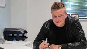 Guidetti signs new Man City deal