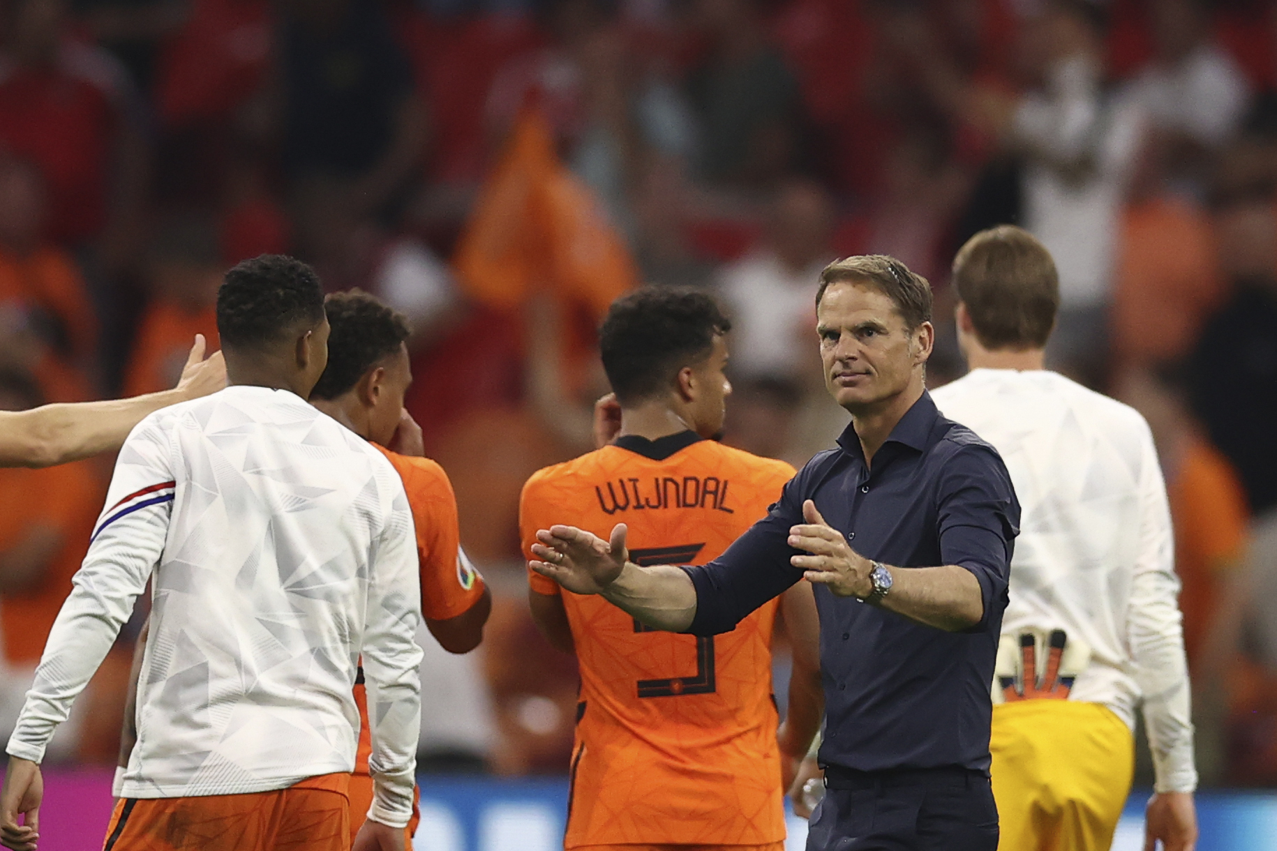Holland can beat anyone after topping group, says Frank De Boer