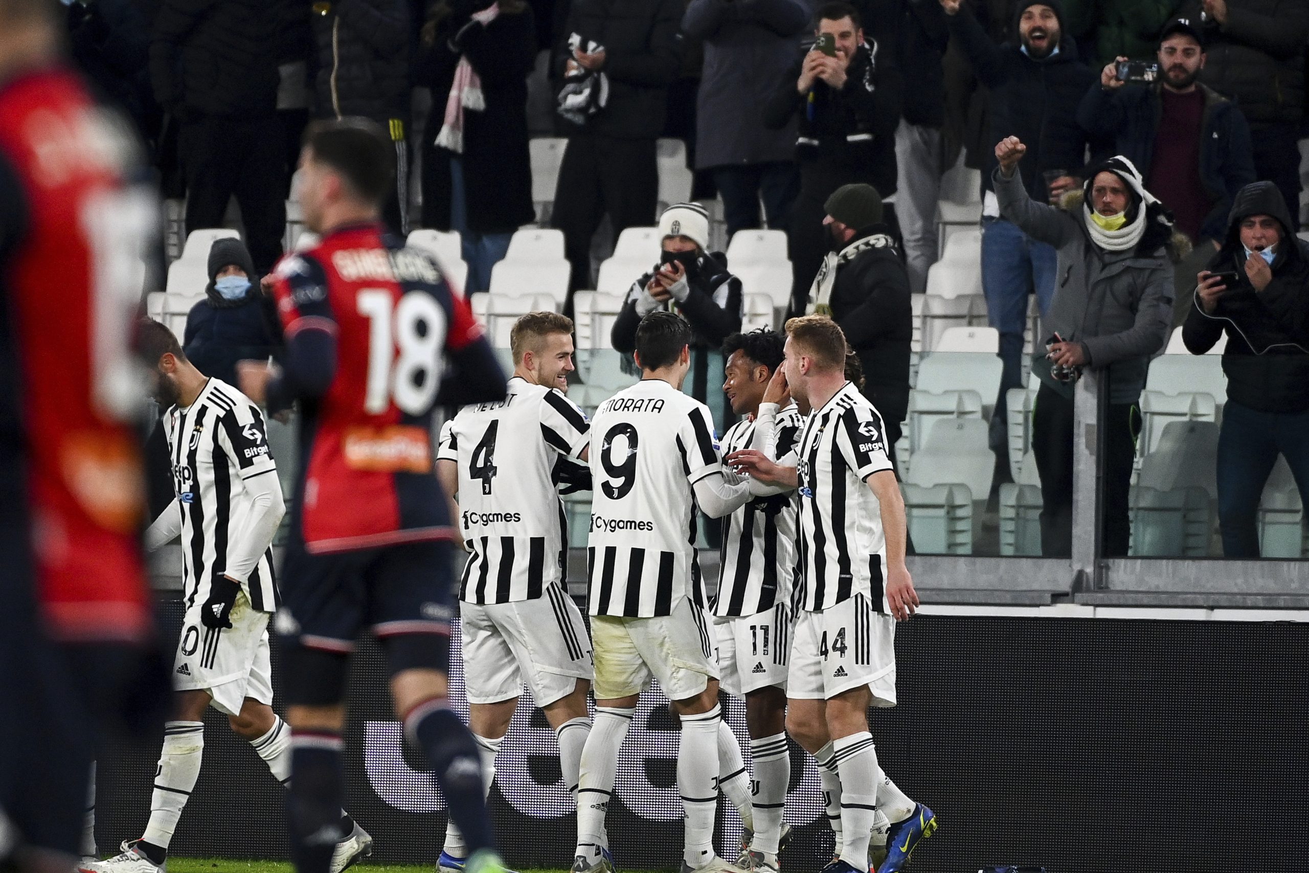 Juan Cuadrado scores direct from a corner as Juventus beat Genoa