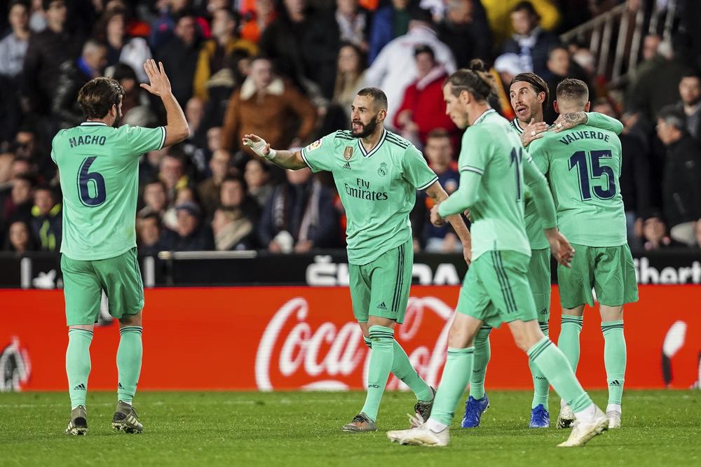 Karim Benzema’s added-time equaliser leaves Real Madrid level with Barcelona