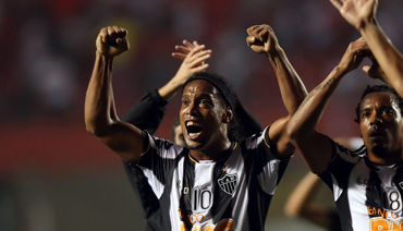 Ronaldinho assists inspire Mineiro to victory