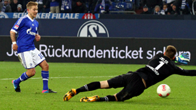 Schalke edge Hannover in nine-goal thriller