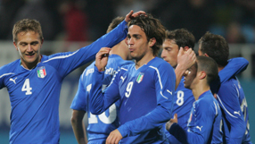 Ten-man Italy see off Ukraine