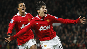 United out-scrap Arsenal to go top