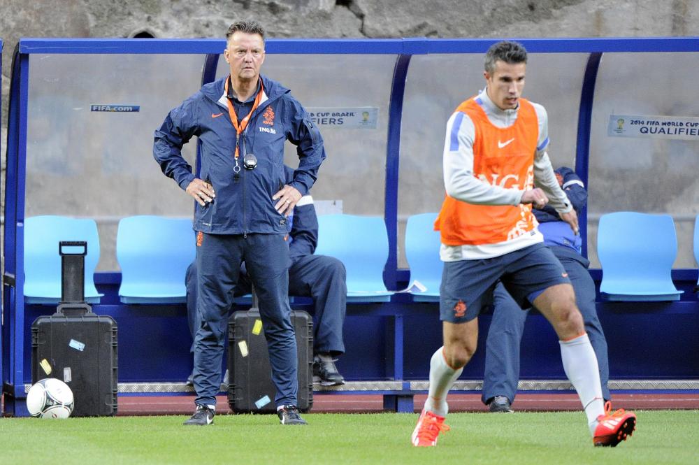 Van Persie club struggles ‘could help’ Dutch bid