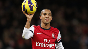 Walcott treble helps Arsenal hammer Toon