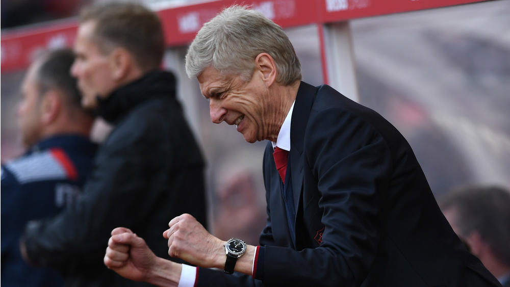 Wenger insists ‘I am not in politics’ after latest plane protest banner