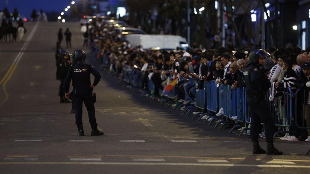 Ça chauffe devant le Bernabéu entre la police et des supporters de Benfica Ça chauffe devant le Bernabéu entre la police et des supporters de Benfica