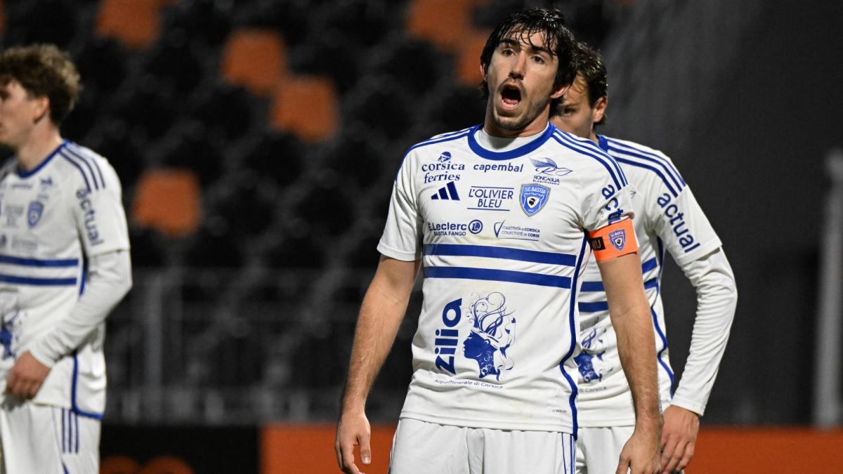 Feu en tribune, journalistes confinés, envahissements : c’est le chaos total à Bastia