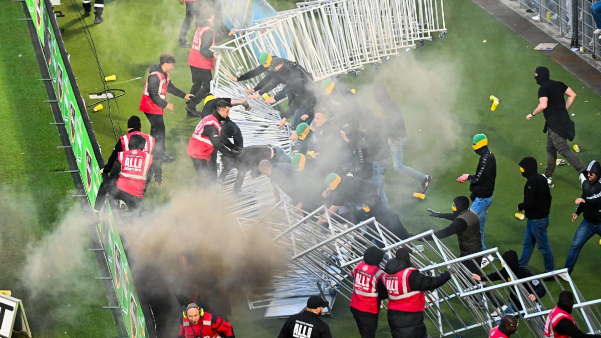 Envahissement de terrain, jets de fumigène, ultras armés et cagoulés… la rencontre est interrompue à Nantes !