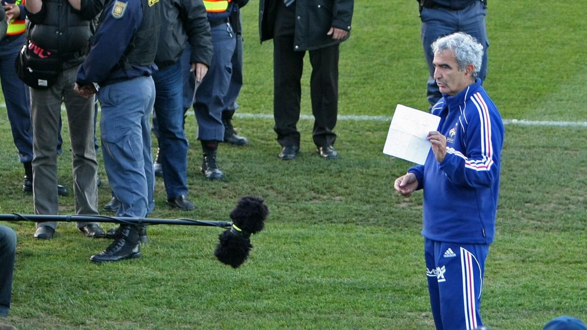 « Un immense connard » : les Bleus de 2010 sont fous de rage contre Raymond Domenech