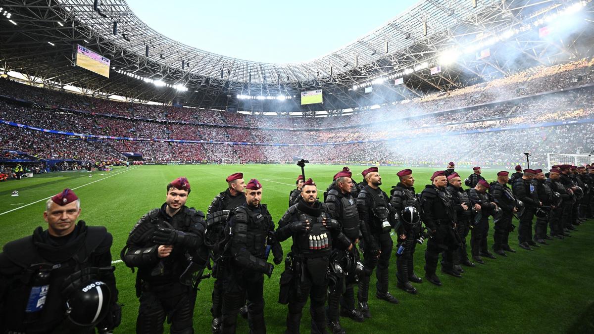 Fusil d’assaut, actes de vandalisme…  ça a aussi dégénéré dans les rues de Budapest après PSG – Arsenal