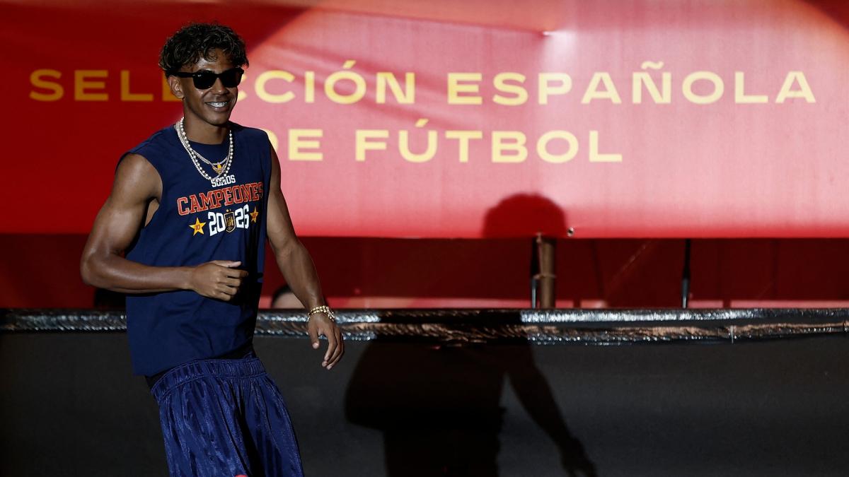 Lamine Yamal en rockstar, son petit frère en icône, 1,8 million de personnes… la fiesta dingue des champions du monde à Madrid ! Lamine Yamal en rockstar, son petit frère en icône, 1,8 million de personnes… la fiesta dingue des champions du monde à Madrid !